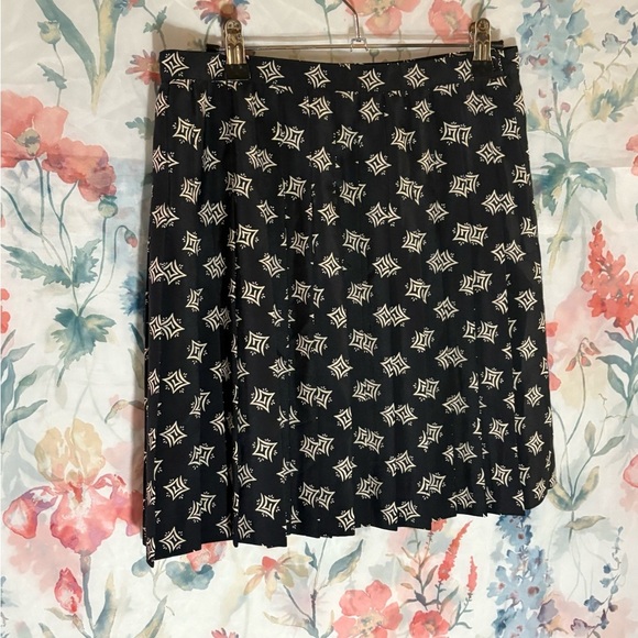 Vintage Elegant Black and White Patterned Skirt - Picture 4 of 10